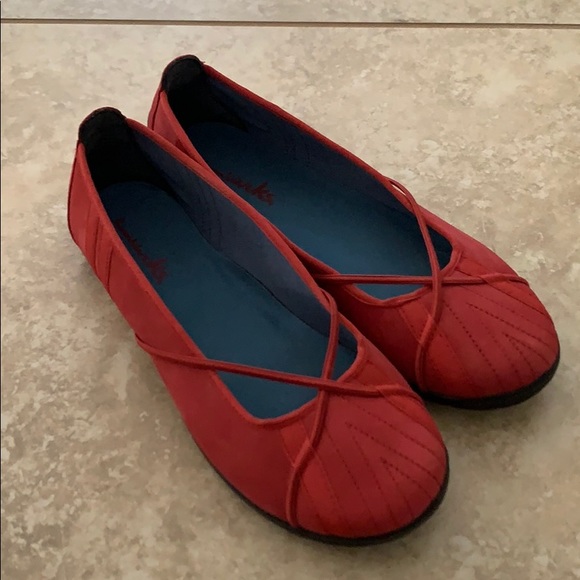 clarks red flats